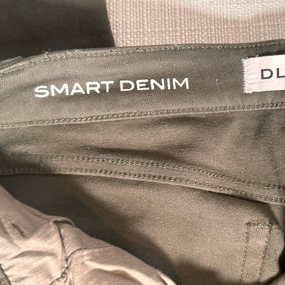 DL1961 Khaki Margaux Distressed Denim 26 waist 29 inseam - Picture 7 of 7